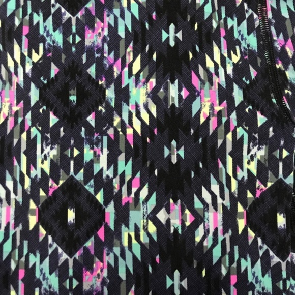 VS Knockout By Victoria Sport Tight in Aztec - Picture 4 of 8